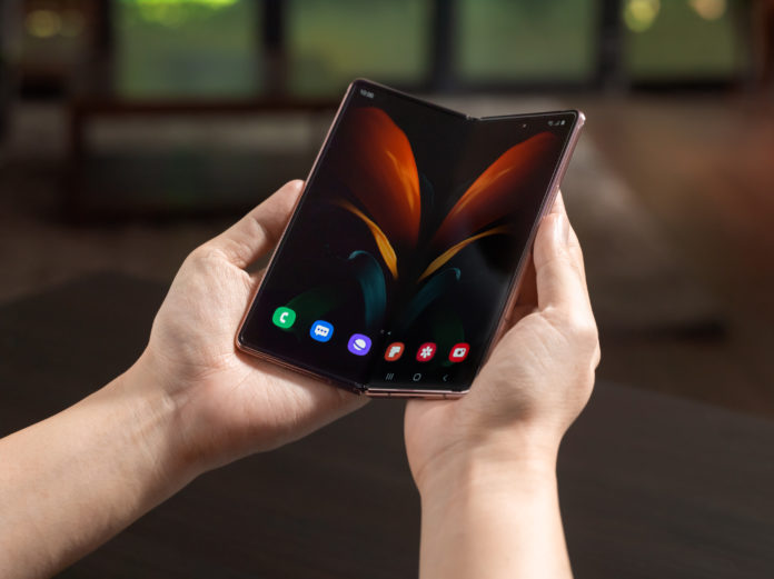 10_galaxyzfold2_lifestyle_image