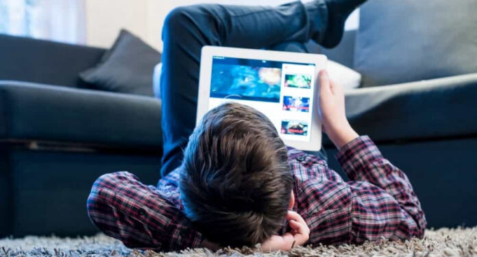 nino-viendo-videos-de-youtube-en-tablet-900x485